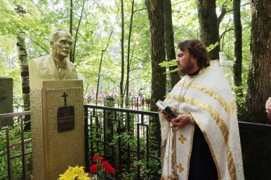 В Кирове на Лобановском кладбище почтили память Ивана Чарушина
