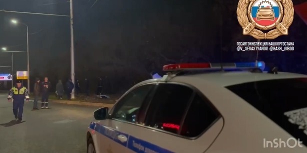 В Уфе автоцистерна выехала на тротуар и сбила насмерть молодую девушку  В Уфе автоцистерна выехала на тротуар и сбила насмерть молодую девушку