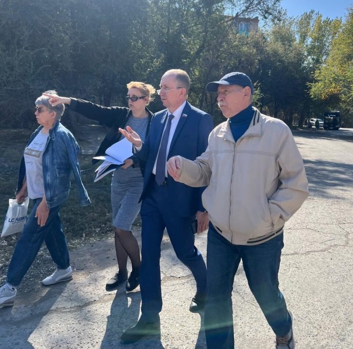 Жители микрорайона Астрахани пожаловались на свалки из-за предпринимателей Жители микрорайона Астрахани пожаловались на свалки из-за предпринимателей