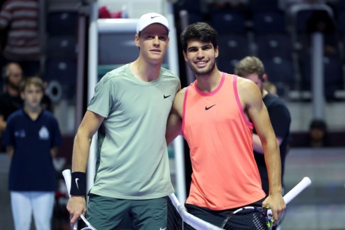 Синнер уверенно обыгрывает Алькараса в финале выставочного турнира Six Kings Slam 2025