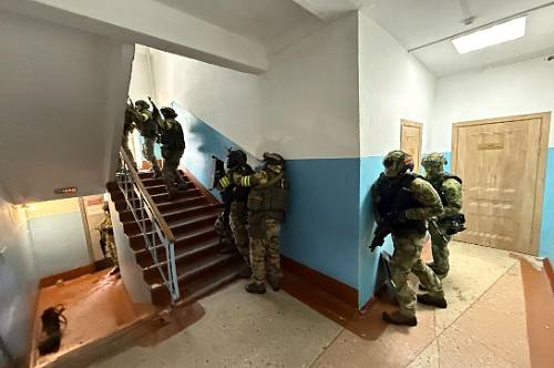 Людей с оружием заметили у Благовещенского гарнизонного военного суда