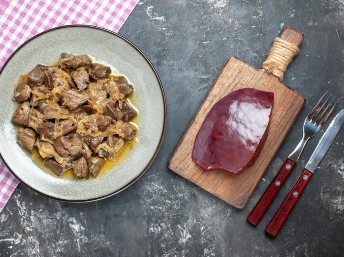 Рецепты: как приготовить куриную и говяжью печень с луком, сметаной и яблоками