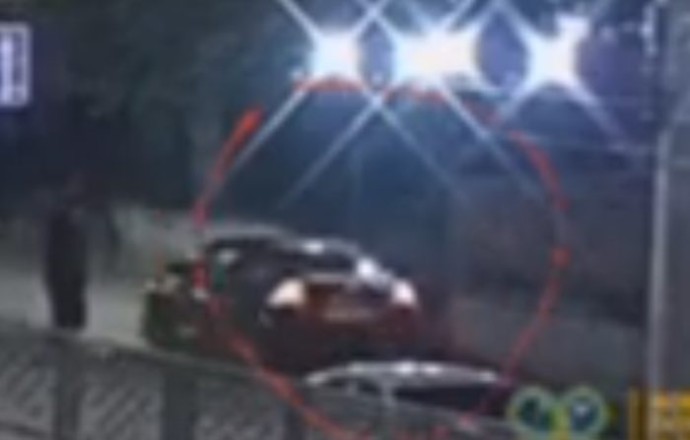 В Улан-Удэ появилось видео смертельного падения мужчины с лестницы под машину