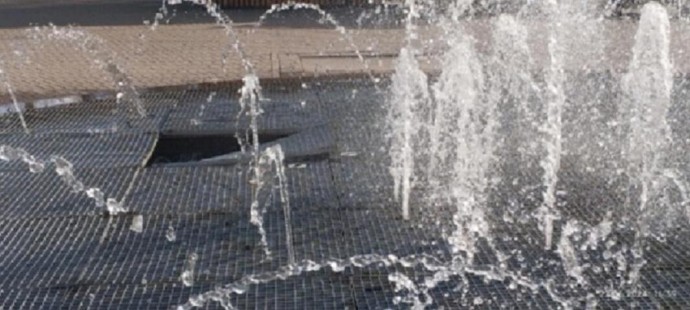 Девочка, провалившаяся под решетку фонтана, получит 250 тысяч