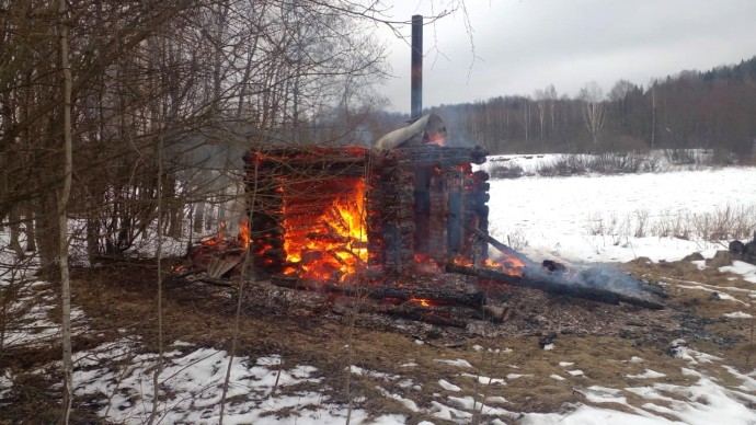 Огонь уничтожил баню в деревне Маловишерского района
