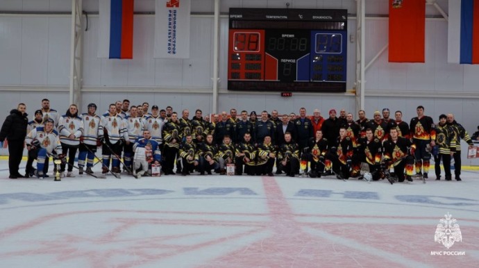На ледовой арене парка-отеля «Пересвет» состоялся открытый турнир по хоккею среди подразделений МЧС России