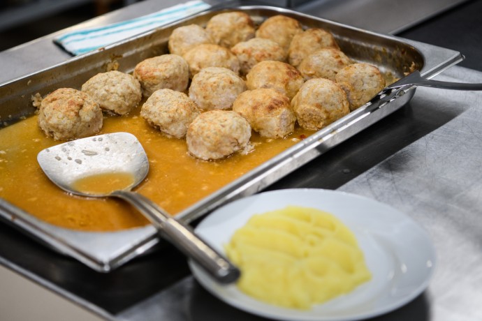 В СФ предложили обеспечивать бесплатными горячими обедами всех школьников