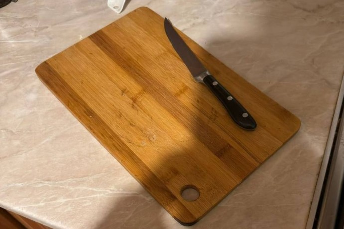 В Невском районе 21-летний сын в пьяной драке ударил 62-летнего отца ножом в грудь