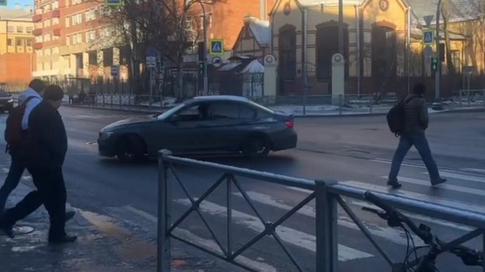 Лихача на БМВ привлекли к ответственности за дрифт на перекрестке