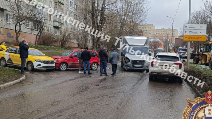 На Калинина в Туле произошло ДТП с участием трёх автомобилей