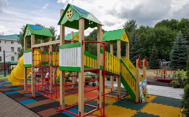 Подросток провалился, играя на детской площадке в Уфе Подросток провалился, играя на детской площадке в Уфе