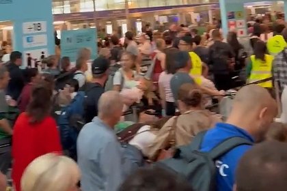 Новая ускоренная система въезда в Европу вызвала столпотворение в аэропорту Новая ускоренная система въезда в Европу вызвала столпотворение в аэропорту