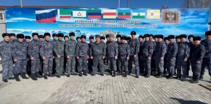 Находящиеся в командировке полицейские Бурятии поздравили женщин с 8 марта