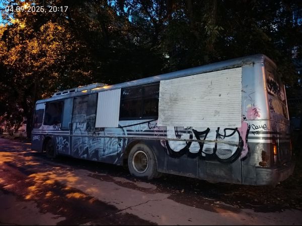 В Иркутске убрали с дороги брошенный бесхозный автобус