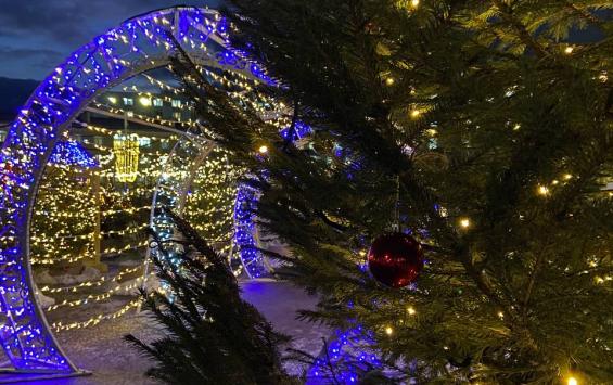 Курск украшают световыми инсталляциями и готовят к старту новогодних мероприятий Курск украшают световыми инсталляциями и готовят к старту новогодних мероприятий