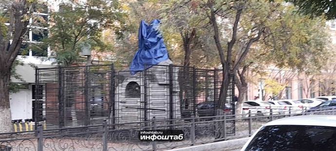 В Астрахани рабочего с отломанной рукой на памятнике Трусову одели в синее