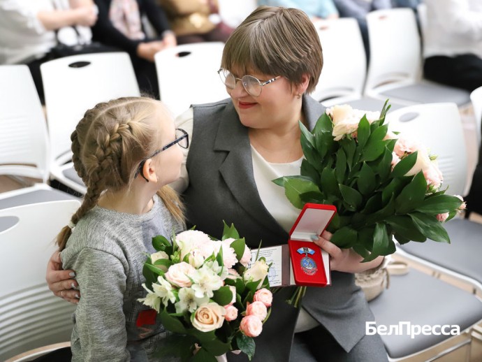 Белгородских многодетных мам наградили почётными знаками
