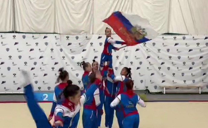 Сахалинские гимнастки устроили зажигательный флешмоб ко Дню народного единства