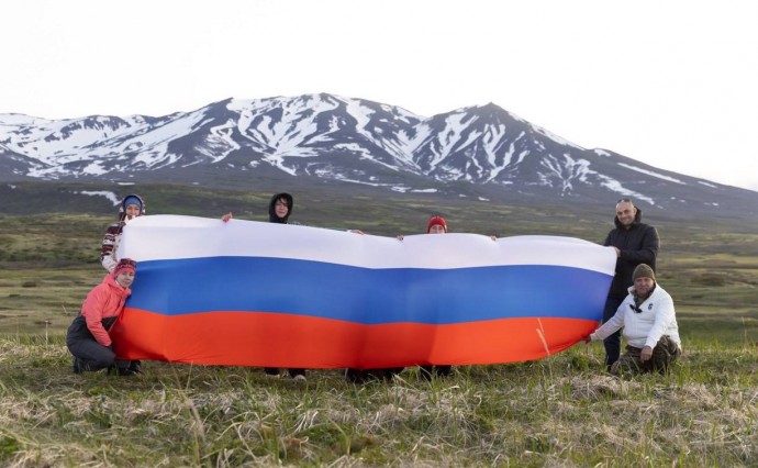 На Северных Курилах торжественно развернули флаг в честь Дня России