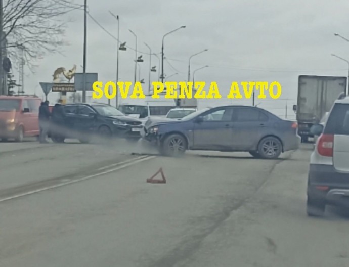 В Пензе из-за жесткой аварии парализовало улицу Аустрина