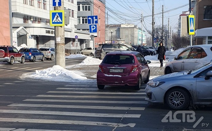 Дама на Toyota Vitz цвета фуксии припарковалась на "зебре" в Южно-Сахалинске и прикинулась невидимой