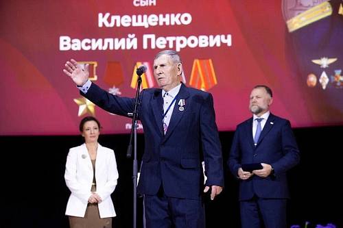 Амурчанин Петр Клещенко получил медаль «Отец солдата»