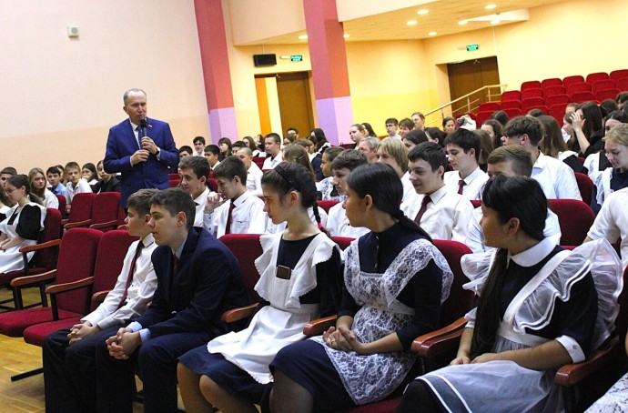 Глава гордумы Астрахани провел разговор о важном со школьниками