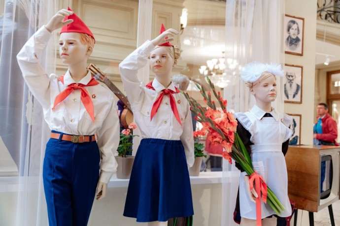 Сергей Кравцов открыл в ГУМе выставку, посвященную истории школьной формы Сергей Кравцов открыл в ГУМе выставку, посвященную истории школьной формы