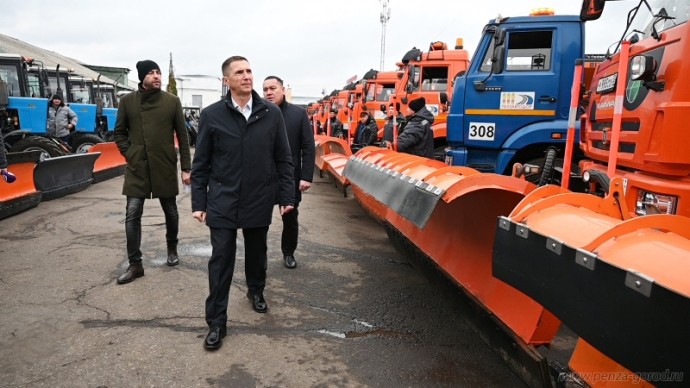 В Пензе проверили коммунальную технику перед зимними снегопадами