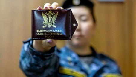 Шесть кошек на комнату: приставы заставили пожилую петербурженку убраться в коммуналке на Купчинской улице