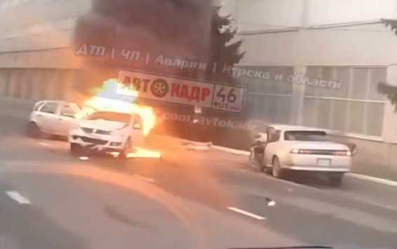 В центре Курска после столкновения загорелись два автомобиля, есть пострадавший