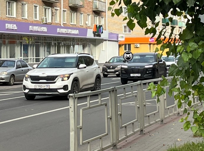 На улице Ленинградской в Пензе столкнулись две машины, движение осложнено