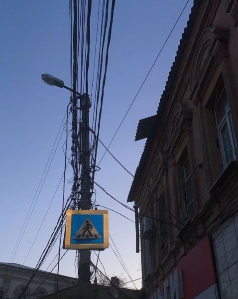 У астраханского здания поехала крыша