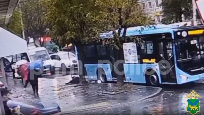 Пассажирка упала под автобус: во Владивостоке Пассажирка упала под автобус: во Владивостоке