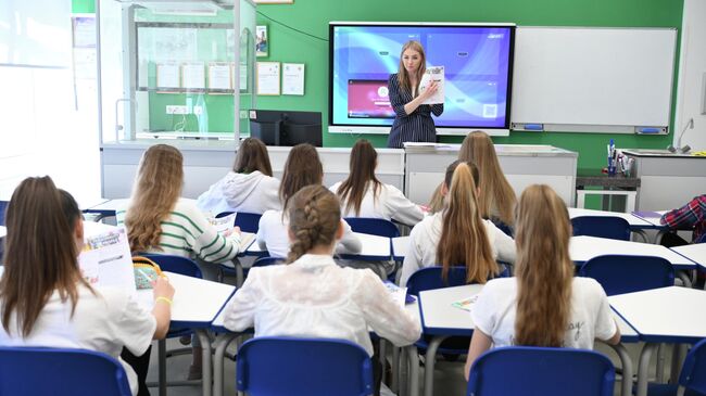 В Госдуме предложили ввести выплату педагогам на покупку одежды