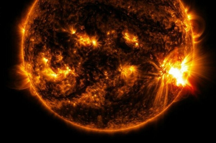 Солнце выбросило один из крупнейших в 2025 году протуберанцев Солнце выбросило один из крупнейших в 2025 году протуберанцев