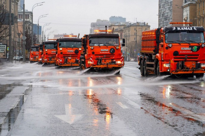 В Москве приступили ко второй промывке дорог и тротуаров