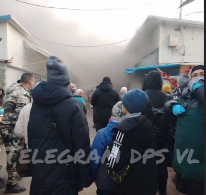 На популярном рынке во Владивостоке загорелись павильоны