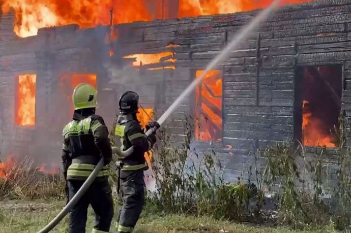 Пожар на улице Молодежной в Пензе тушили 20 человек