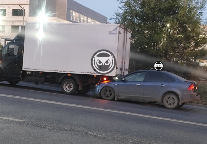 На улице Аустрина в Пензе легковушка влетела под фургон