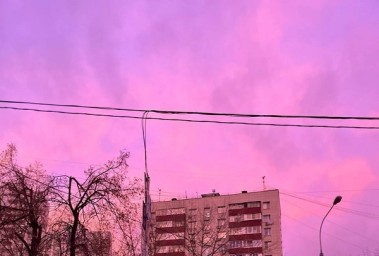 Жители Москвы и Подмосковья наблюдали сегодня необычный розовый рассвет