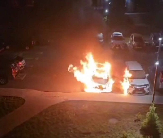 Тушить горящие машины во Владивостоке оказалось нечем - очевидцы Тушить горящие машины во Владивостоке оказалось нечем - очевидцы