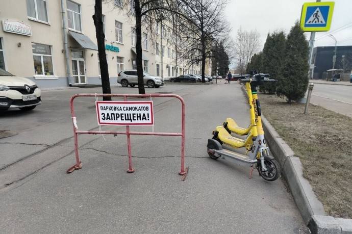 Пожилой хулиган попал под статью за «избиение» иномарки самокатом в Новгороде