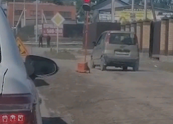 В Приамурье водитель проехал на «красный» по обочине