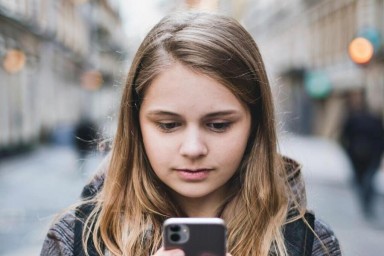 Тревожный звонок из Пскова: несовершеннолетняя отдала сбережения аферистам