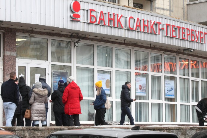 Клиенты российских банков пожаловались на долгие проверки при закрытии счетов
