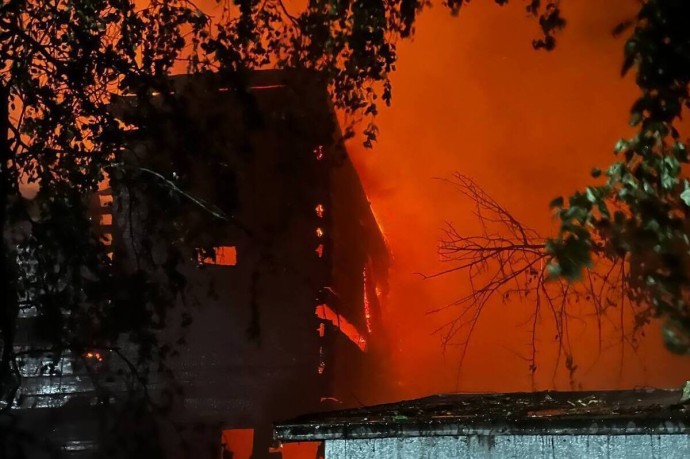 Крупный пожар в центре Архангельска: накануне вечером сгорел двухэтажный дом Крупный пожар в центре Архангельска: накануне вечером сгорел двухэтажный дом