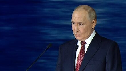 Путин заявил, что вклад сырьевой составляющей в экономику России больше не определяющий