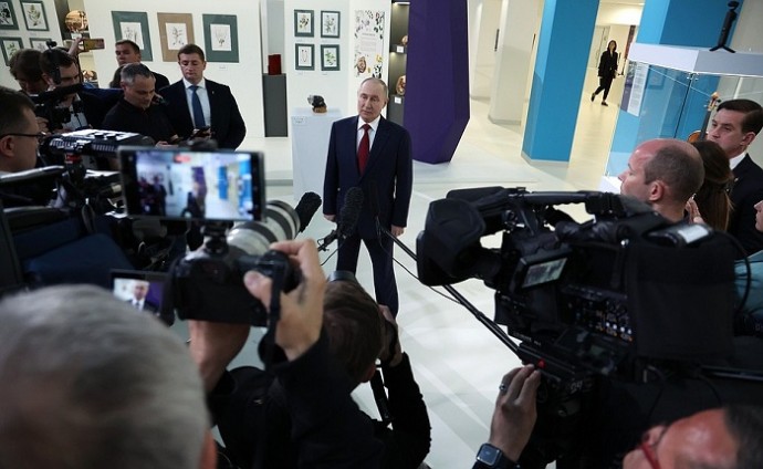 Путин заявил о необходимости определения эффективных путей движения к миру на Украине