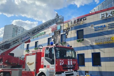 Сотню человек эвакуировали из-за пожара в московском торговом центре